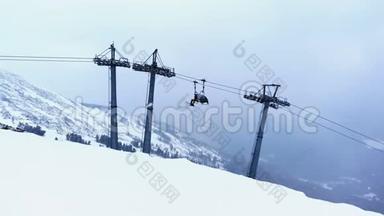 人们在冬季滑雪场的雪坡上滑雪和滑雪板。 雪山滑雪电梯